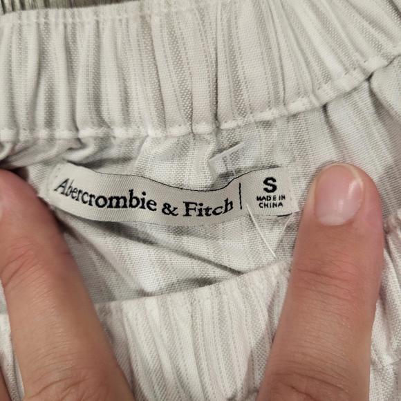 NEW Abercrombie & Fitch Off-Shoulder Short Sleeve Top • Size Small - Picture 2 of 6